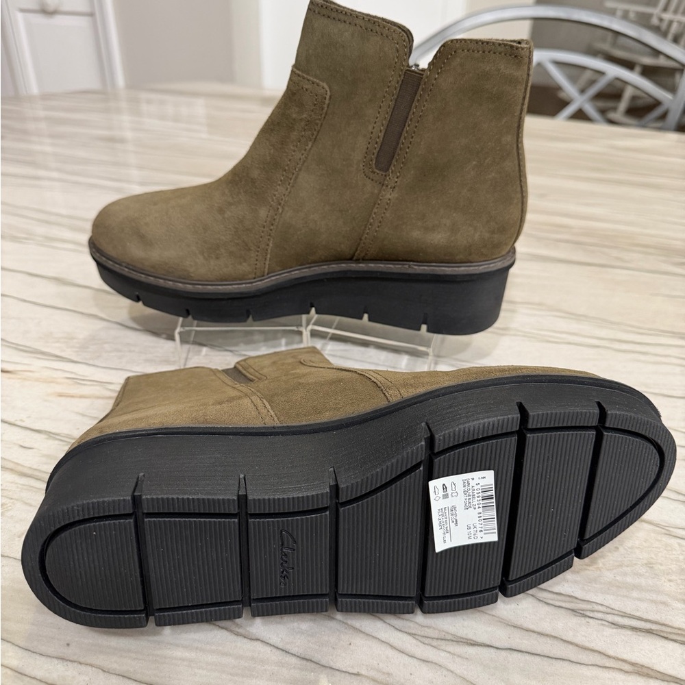 Clarks Airabell Zip Dark Olive Suede Ankle Boots - Picture 3 of 5